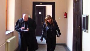 Sędzia zasłoniła oczy mediom. Policjanci rzekomo pokrzywdzeni ani prokurator nie przyszli do sądu. Ciąg dalszy sądowej tragifarsy w sprawie Bożeny Zalewskiej