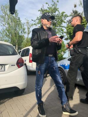 [VIDEO] Brawurowa akcja Rutkowskiego w Chojnicach! Rozbił grupę wyłudzającą milionowe kredyty. Oszukani to emeryci, renciści, pracownicy Szpitala Wojskowego we Wrocławiu. Oszuści przekazani przez Rutkowskiego policji