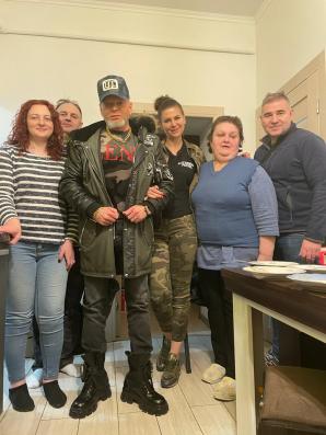 [VIDEO] Rutkowski wrócił z objętej wojną Ukrainy. Wraz z żoną Mają, która uruchamia projekt humanitarny, przywieźli 30 uchodźców. Oboje zapowiadają ponowny wyjazd