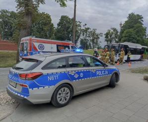 Wypadek z udziałem autobusu miejskiego i samochodu osobowego