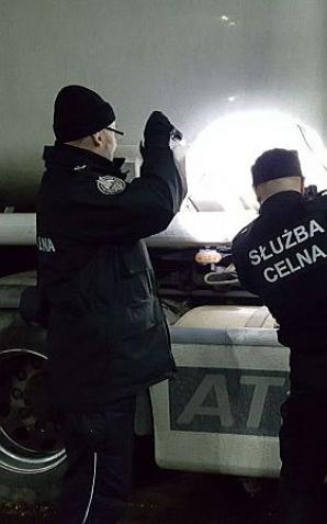 [VIDEO] Wielka akcja służb na terenie całego kraju. CBŚP z Gdańska i Pomorska KAS rozbili grupę „blendującą” olej opałowy