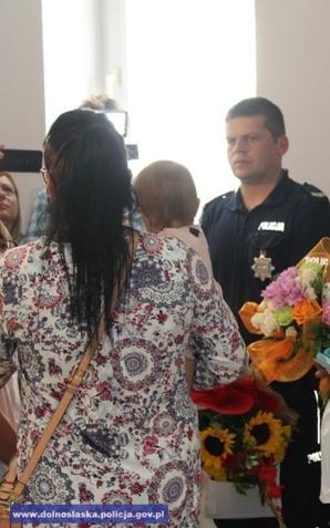 Podziękowania dla legnickich policjantów za uratowanie ludzkiego życia