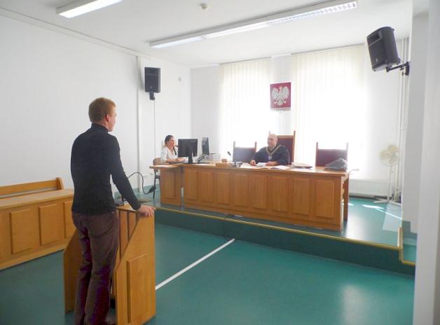 Świadek po raz kolejny przed sądem nie potwierdza, by policjanci byli lżeni