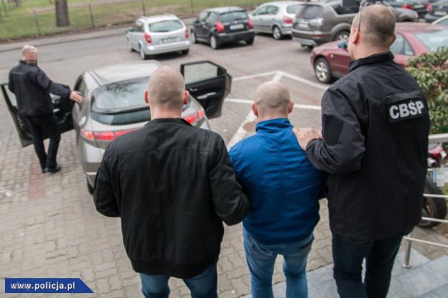 Grupa przestępcza rozbita! Wyłudzili 120 milionów złotych podatku VAT fikcyjnie sprzedając olej rzepakowy!